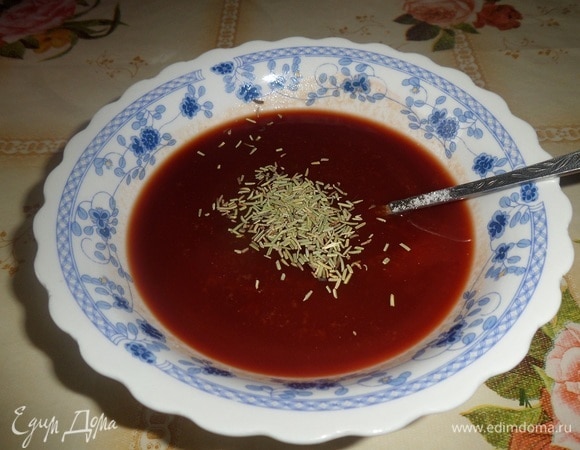 В чашку наливаем томатный сок, добавляем соевый соус (4 ст. л.) и щепотку розмарина. Перемешиваем. Маринад готов.