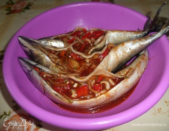 Рыбу моем, очищаем от внутренностей. Выкладываем в чашку брюшком вверх. Внутрь брюшка каждой рыбки кладем подготовленную овощную начинку. Добавляем маринад. Оставляем на 20–30 минут.