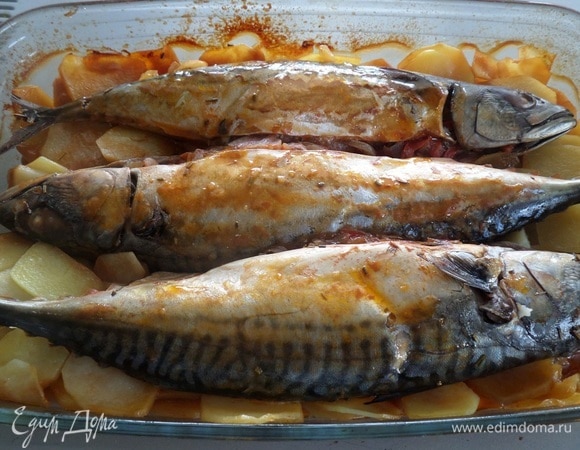 Накрываем форму фольгой. Ставим в разогретую духовку и запекаем 45–55 минут при 150°C. За 5 минут до окончания запекания снимаем фольгу.