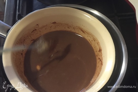 На водяной бане растопить шоколад, добавить молоко и полить торт, когда он застынет.
