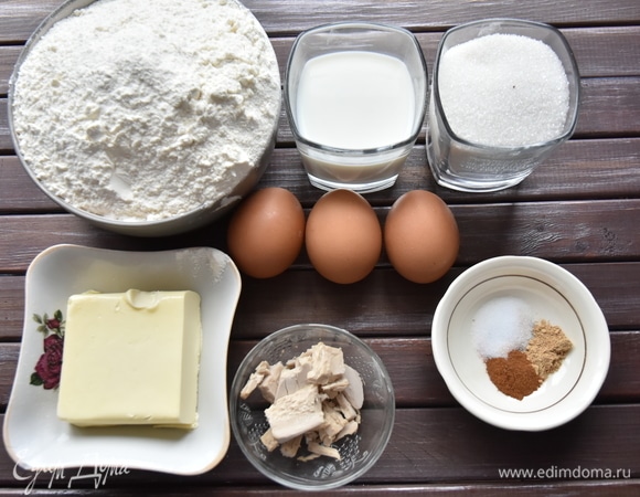 Подготовить необходимые продукты. Сухофрукты заранее залить коньяком и оставить настаиваться не менее чем на сутки. Из сухофруктов можно взять все, что любите. У меня изюм светлый и темный, вяленая вишня, клюква, инжир.