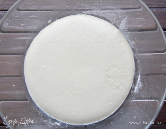 Для опары в теплом месте растворить дрожжи и сахар. Оставить миску в теплом месте до появления признаков активации дрожжей в виде пенной шапочки.