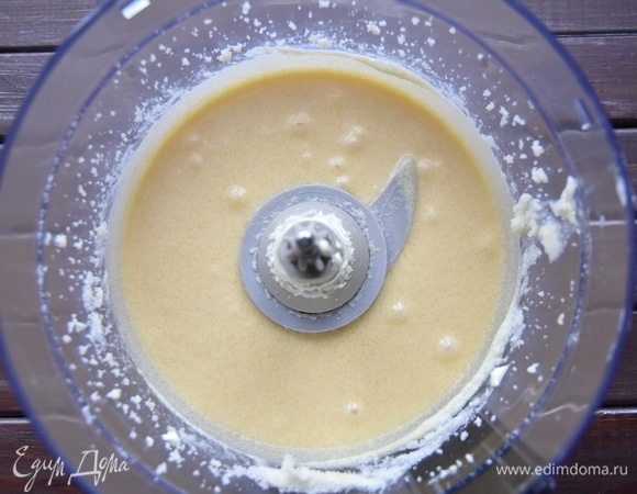 Продолжая взбивать, по одному ввести желтки. Каждый последующий — после полного вмешивания предыдущего.