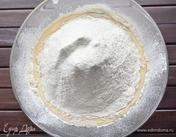 К жидким составляющим добавить ванилин, соль, корицу и имбирь. Замесить тесто. Оставить в теплом месте на час для подъема.