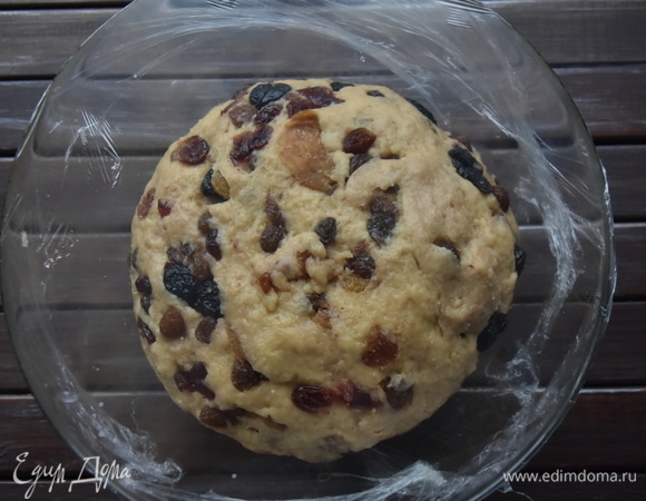Через час тесто обмять, добавить сухофрукты и снова оставить на час для повторного подъема. Тесто достаточно тяжелое, поэтому не ждите, что оно сильно увеличится в объеме.