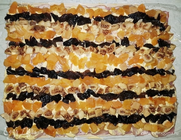 Сухофрукты режем средними кусочками и выкладываем рядами, чередуя (курага, чернослив, инжир).