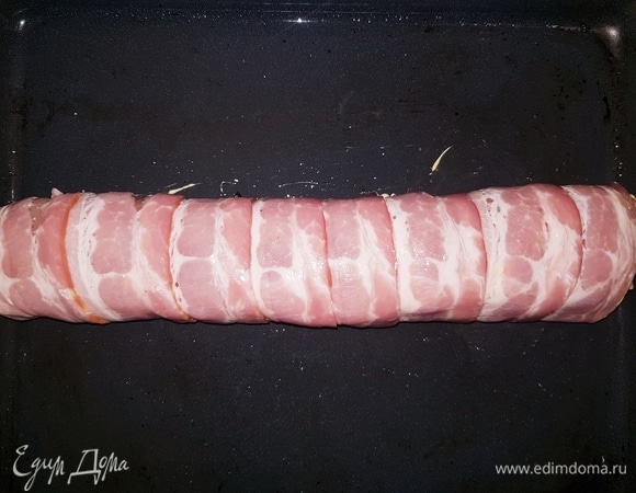 Аккуратно сворачиваем рулет, помогая себе циновкой, пленку убираем по мере скручивания. Выкладываем рулет на смазанный маслом противень.