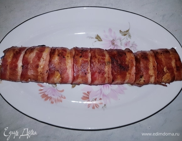 Запекаем рулет в разогретой до 190°C духовке 30 минут.