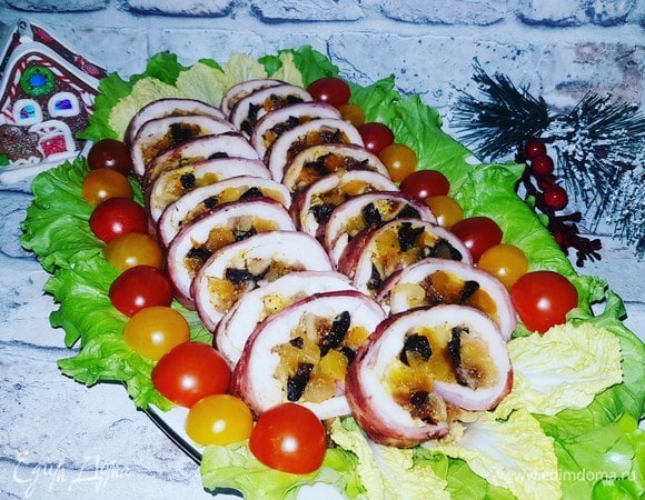 Рулет остудить до комнатной температуры, охладить в холодильнике и нарезать кружочками. Приятного аппетита!