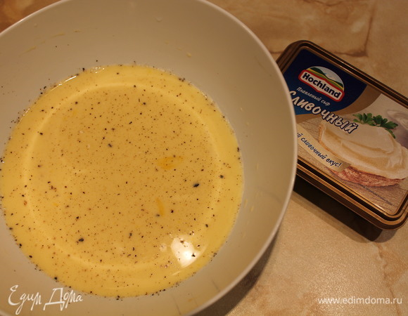 Смешиваем яйца (если у вас нет перепелиных яиц, то можно заменить на куриные — 2–3 шт.), солим и перчим по вкусу, добавляем молоко и плавленый сливочный сыр.