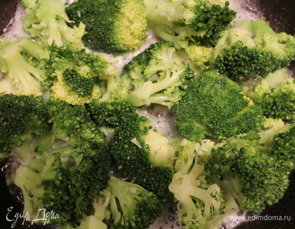 Разогреваем сковороду, топим сливочное масло и кладем соцветия брокколи. Тушим примерно 3–4 минуты.