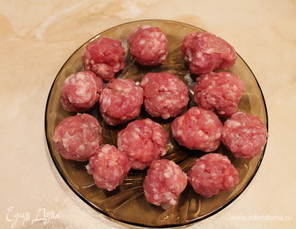 Из свиного фарша делаем маленькие фрикадельки.