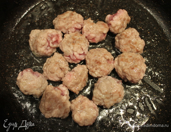 На растительном масле обжариваем фрикадельки почти до готовности.