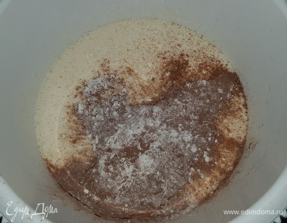 Частями добавляем просеянную муку во взбитую массу и перемешиваем лопаткой. Дно формы (20–22 см) застелить пергаментом и вылить тесто. Выпекаем бисквит в разогретой до 180°C духовке 20–25 минут.