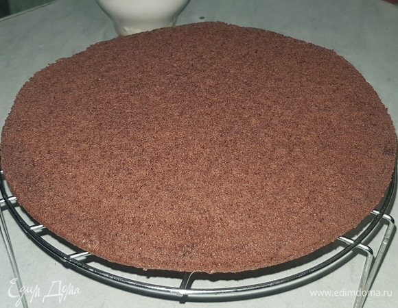 Готовый бисквит остудить.