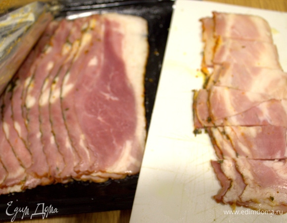 Нарезать полосками бекон.