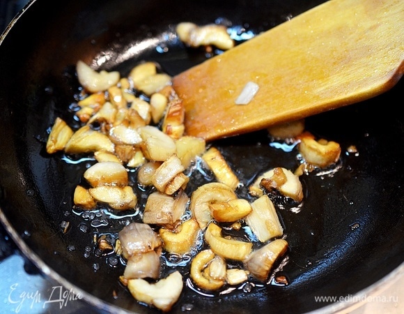 Обжарьте на сковороде с добавлением масла нарезанные ножки шампиньонов до готовности.