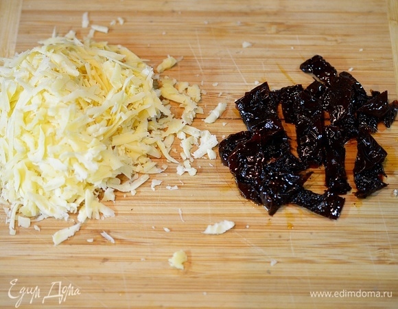 Сыр натрите на терке, вяленые томаты мелко нарежьте.