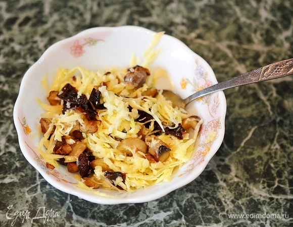 Перемешайте жареные грибы, сыр и томаты.