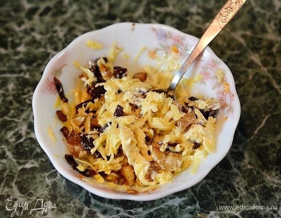 Добавьте измельченный чеснок, посолите и перемешайте. Начинка для грибов готова.