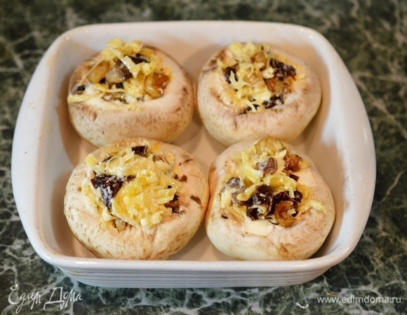 Начините шляпки полученной массой.