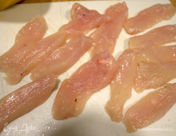 Куриное филе тонко нарезать. Посолить, поперчить.