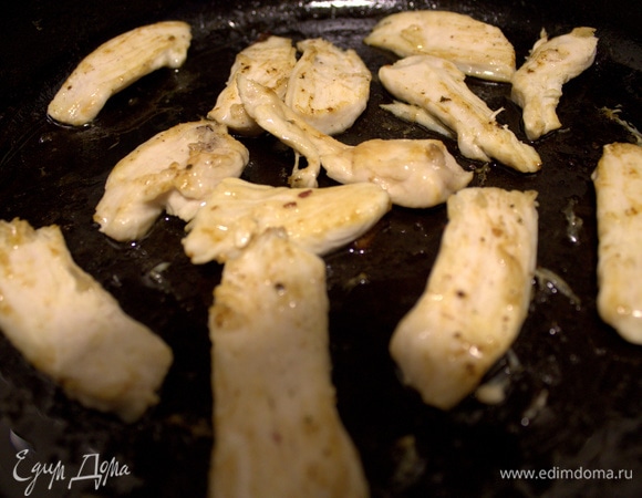 Обжарить в сковороде после бекона — тоже быстро с двух сторон, не пересушить!