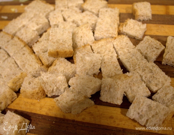 Хлеб нарезать кубиком. Тут тостерный с отрубями.