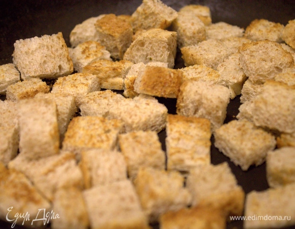 Подсушить на чистой сухой сковороде, следить, чтобы не подгорели. Снимаем сухарики.