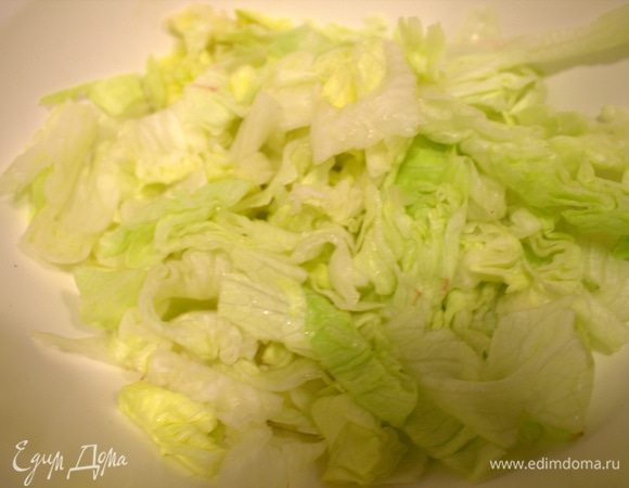 Салат айсберг нарезать крупно для подачи или порвать руками.