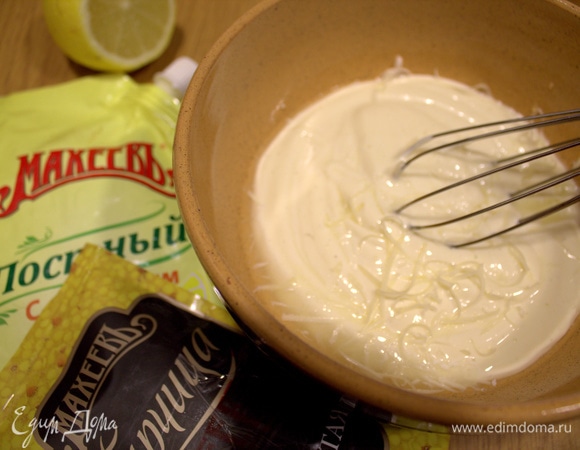 Переходим к заправке. Будем готовить на майонезе ТМ «Махеевъ» с лимонным соком. Или выжать готовый лимонный сок.
