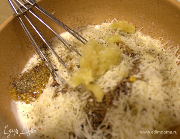 Выдавить чеснок.