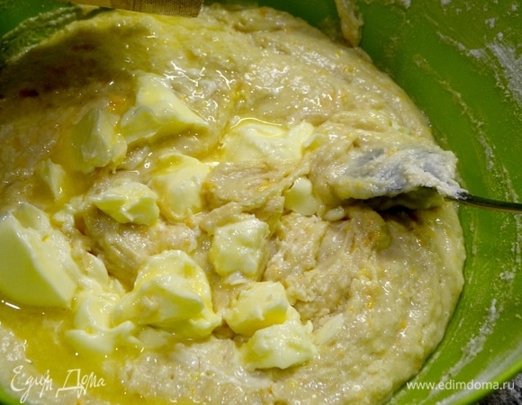 Добавляем теплое молоко (постепенно, от 150 до 200 мл — сколько возьмет), яйца взбейте и введите в тесто. Масло комнатной температуры, чтоб хорошо разошлось, — в тесто, перемешиваем.