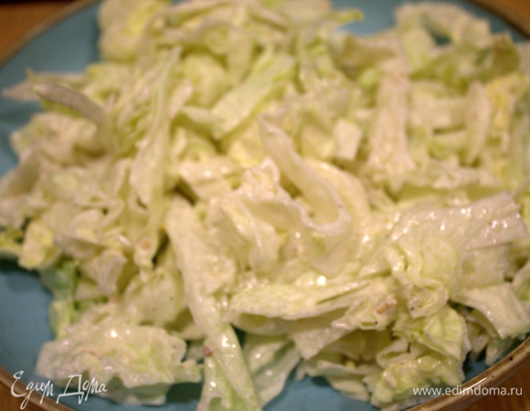 Смешать несколько ложек заправки с салатом (ровно для подачи).