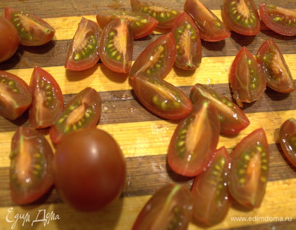 Помидорки черри поделить на четверти.