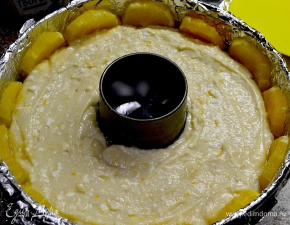 Заливаем наше нежное тесто в форму, даем постоять в тепле (я включаю духовку на 200°C и ставлю на плиту сверху минут на 20). Далее отправляем в духовку на 45 минут. Проверяйте шпажкой — она должна быть сухой. Напоминаю, что при любой выпечке первые 20 минут духовку не открываем, иначе ваша выпечка в дальнейшем осядет и не будет воздушной.