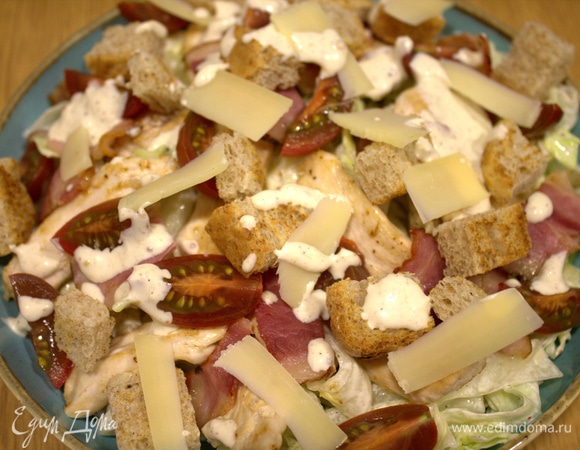 Нанести сверху соус каплями.