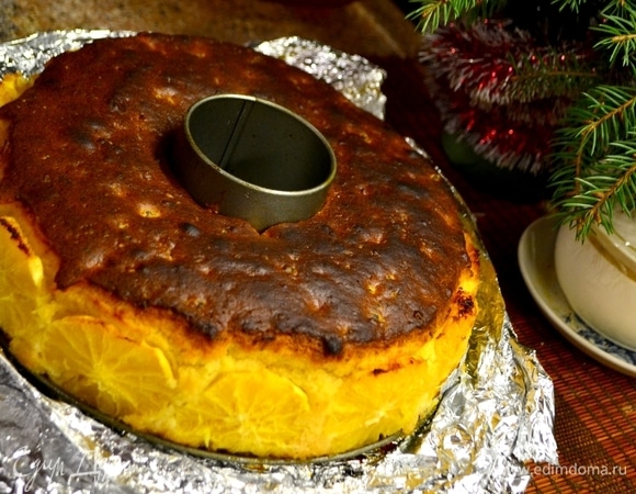 Аккуратно снимаем обруч с готового кекса, оставляем до полного остывания. Уже практически можно нарезать и есть) Красавчик! Кода у вас выпечка больших размеров, и корочка сверху уже красивая, а внутри выпечка не дошла, накройте сверху фольгой — так у вас не сгорит красивый румянец.