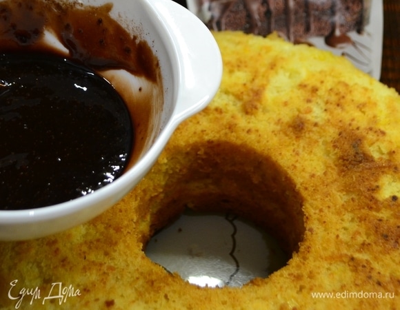 Перевернуть кекс, развести шоколадную глазурь.