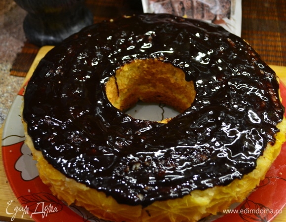 Шоколадной глазурью покрыть верх кекса.