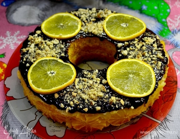 На глазурь выложить, чередуя, орехи и кольца апельсина. Даем время глазури застыть и убираем в холодильник.