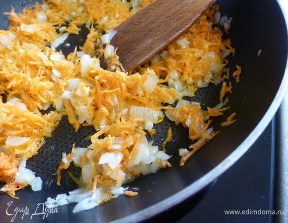 Обжарить лук с морковью до мягкости и легкого золотистого цвета.