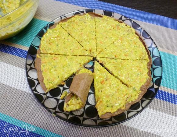 Пока остывают печеночные блинчики, надо будет приготовить начинку. Понадобится сливочный сыр, чеснок, немного майонеза, зелень петрушки, обжаренные лук с морковью. Измельчить все блендером до состояния пасты. Каждый печеночный блинчик намазать тонким слоем приготовленного паштета. Разрезать блин на 8 частей и каждый скрутить рогаликом. Отправить закуску в холодильник для охлаждения.