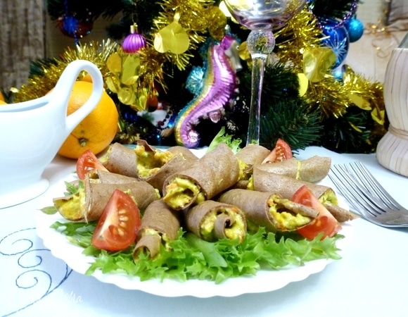 Печеночные рогалики готовы. Закуска вкусная, смотрится на столе эффектно. Приятного аппетита!