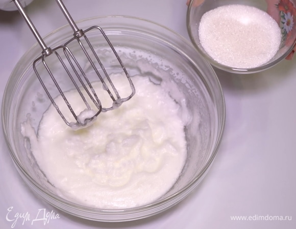 Тем временем взбиваем белки в отдельной посуде сначала на низкой скорости.
