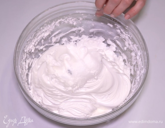 Когда они уже взбиты в достаточно высокую, но не густую пену, примерно через каждые полминуты начинаем подсыпать сахар небольшими порциями и продолжаем взбивать белковую массу до полного растворения сахара и до устойчивых пиков.