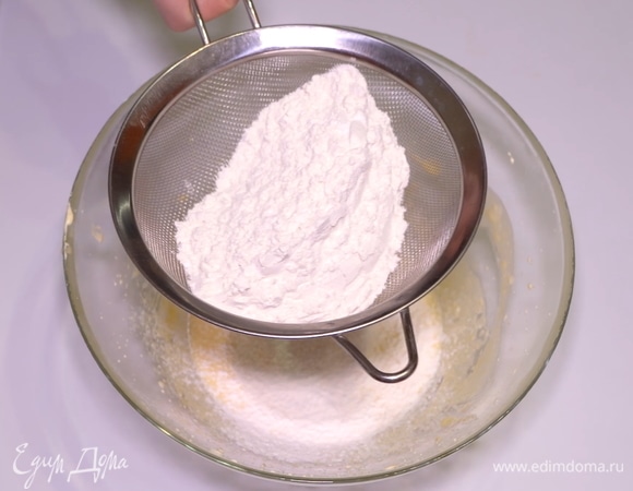 И просеиваем ее прямо в желтковую смесь с сахаром. Затем вмешиваем лопаткой в желтки. Должна получиться однородная густая масса.