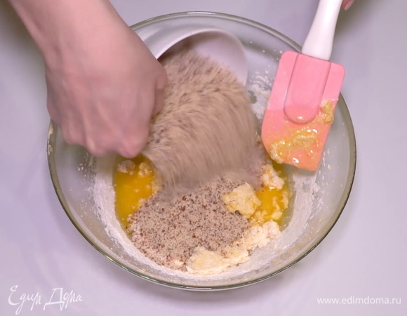 Также нужно добавить крошку миндаля. Вместо миндаля можете использовать любые другие орехи по вкусу.