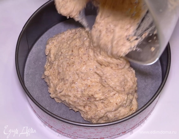 Берем разъемную форму (для этого рецепта я использую форму диаметром 18 см). Дно закрываем пергаментом, чтобы было легче извлечь корж после выпекания. В центр выкладываем тесто. Лучше слегка прокрутить форму вокруг своей оси, чтобы тесто равномерно распределилось по форме. Сразу отправляем его в заранее разогретую до 180°C духовку на 30 минут.