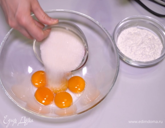 В отдельной посуде соединяем 6 желтков, 80 г сахара и 75 г кукурузного крахмала. Растираем венчиком в однородную смесь.